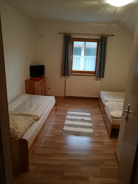 Pokoj se samostatnými lůžky v podkroví
