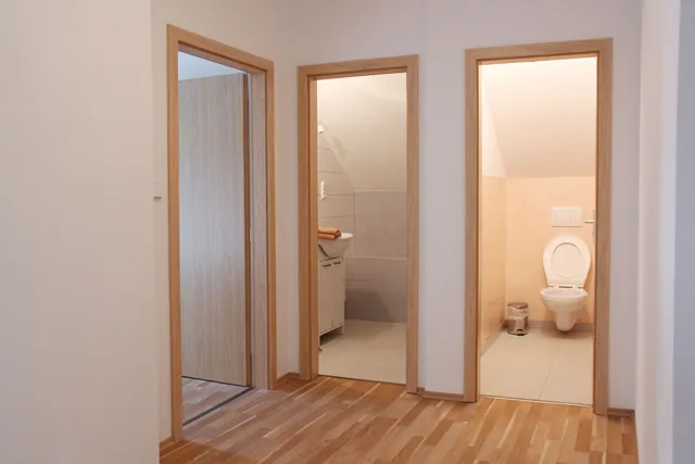 Vstupy do koupelny a WC v podkrovním apartmánu