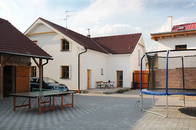 Chalupa Přítluky a uzavřený dlážděný dvůr