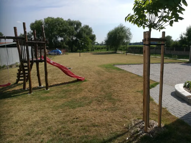 Travnatá zahrada s dětskou skluzavkou