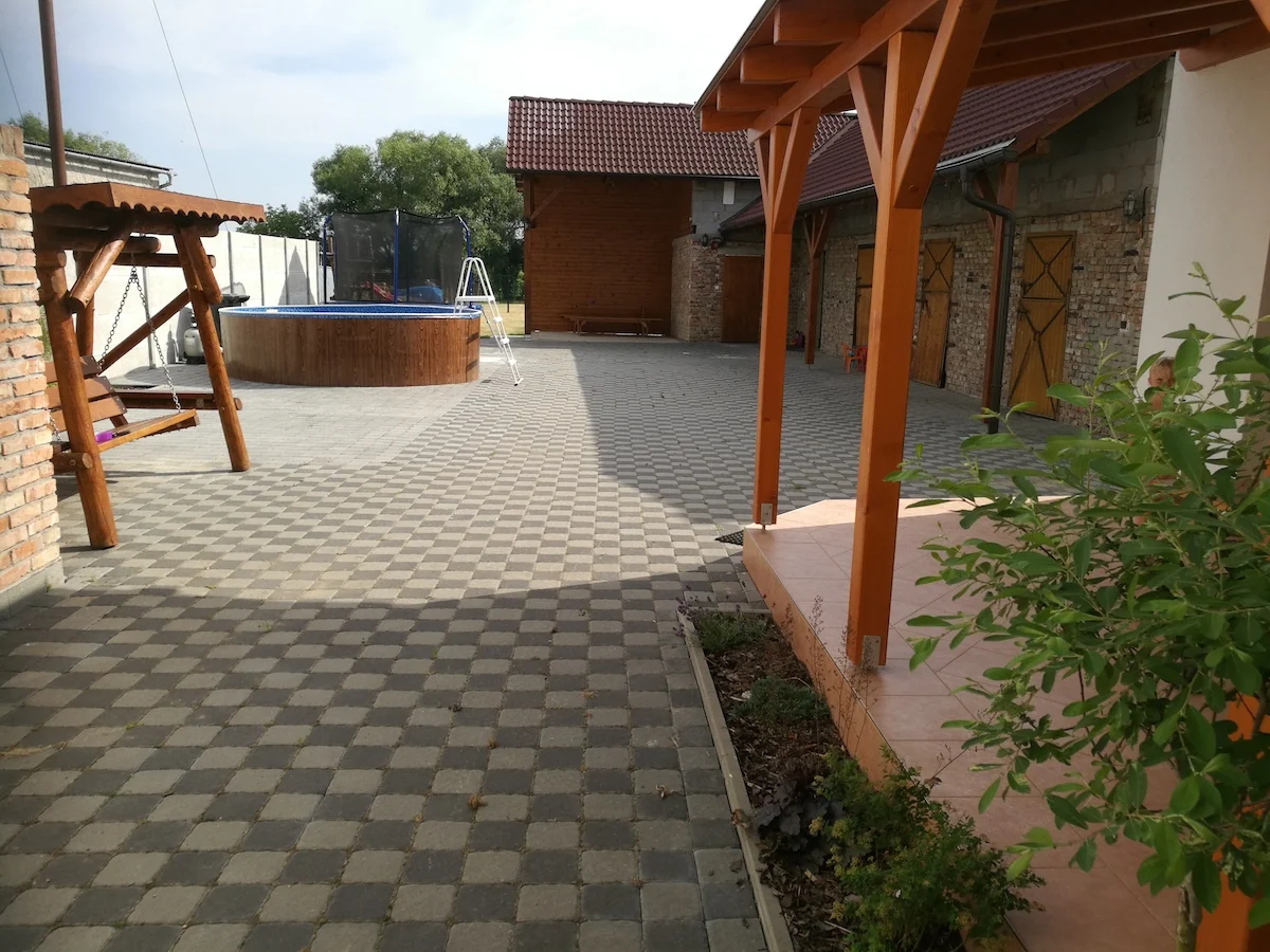 Dvůr s bazénem, houpačkou a zastřešeným posezením