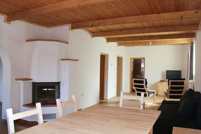 Jídelní stůl a krb v přízemním apartmánu