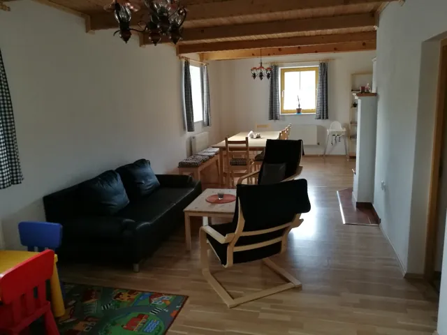 Obývací pokoj přízemního apartmánu s dětským koutkem