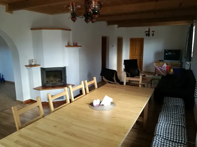 Jídelna a krb v přízemním apartmánu