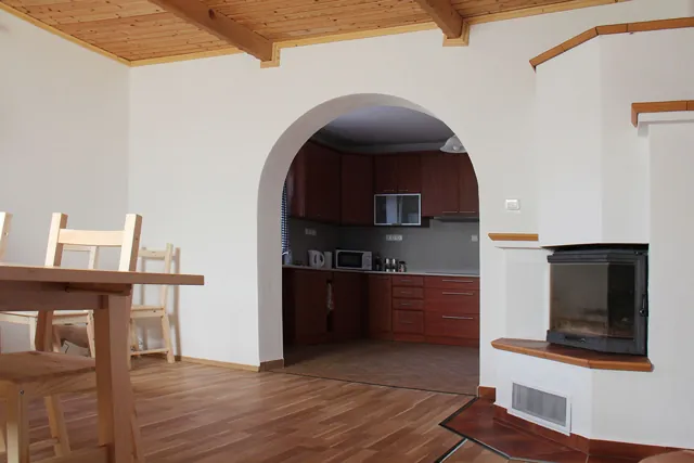 Krb a průchod do kuchyně v přízemním apartmánu